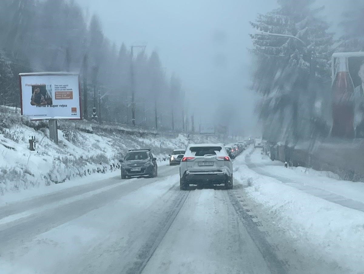 Ninsoare de amploare în centrul țării: zăpadă abundentă și traficul blocat în zonele montane și stațiuni Ninsoarea puternică care a lovit noaptea trecută centrul României a produs întârzieri majore și acutizări ale problemelor legate de circulație