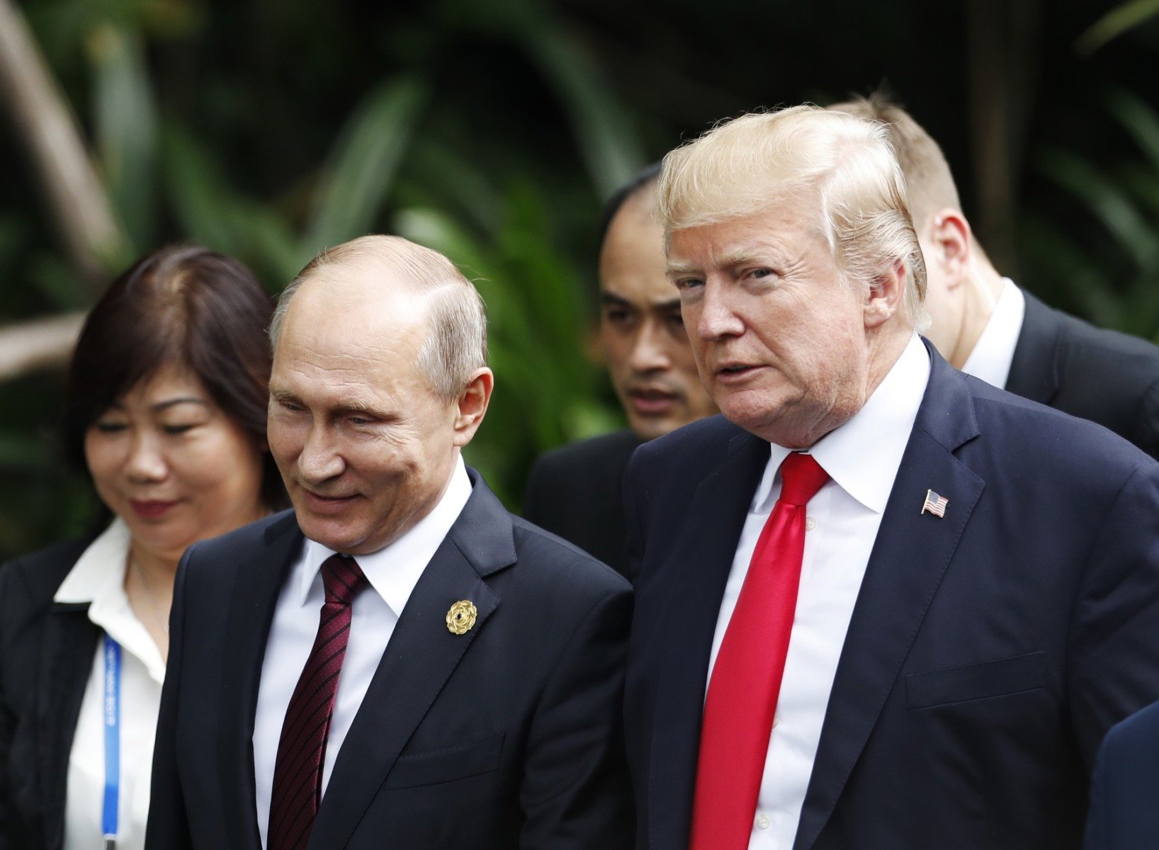 Donald Trump anunță o solicitare directă către Vladimir Putin pentru o pauză de o săptămână în atacurile asupra Ucrainei Președintele american Donald Trump a făcut un anunț surprinzător joi: într-o reuniune a cabinetului de la Casa Albă, el a declarat că i-a cerut personal omologului său rus, Vladimir Putin, să oprească temporar atacurile asupra Ucrainei