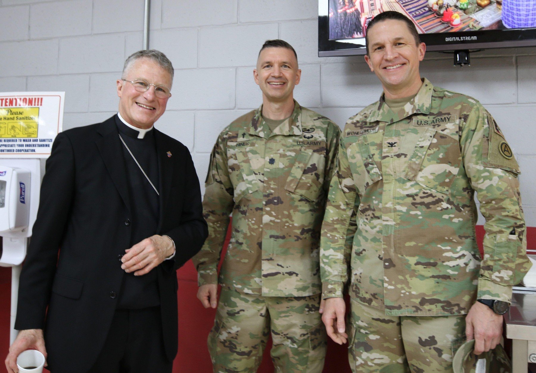 Arhiepiscopul catolic al serviciilor militare americane creează noi controverse în contextul tensiunilor internaționale și al politicii interne din Statele Unite