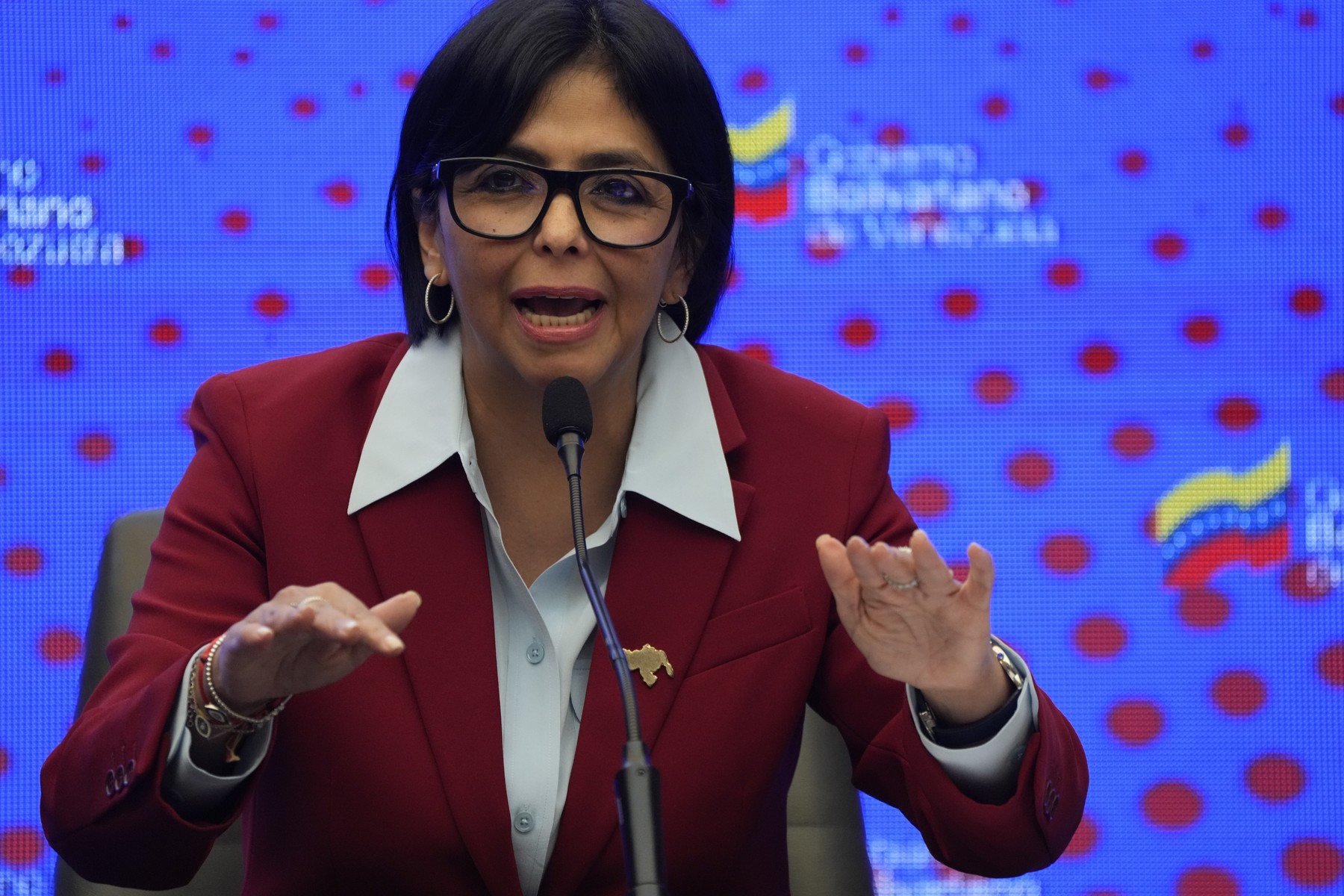 Venezuela în criză institutionale: captura lui Maduro și preluarea conducerii de către vicepreședintă în ceas de incertitudine politică Capturarea președintelui venezuelan, Nicolás Maduro, într-o operațiune extrem de spectaculoasă realizată de forțele speciale americane, a aruncat întreaga țară într-o stare de confuzie și incertitudine politică