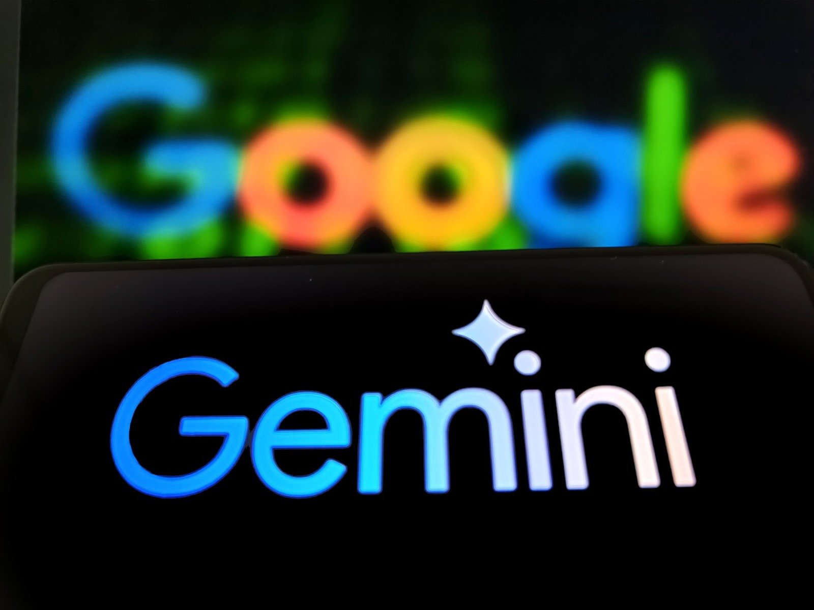 Apple și Google, alianță strategică în era inteligenței artificiale Un parteneriat surprinzător, dar cu potențial semnificativ pentru industria tehnologică, a fost anunțat recent de două dintre cele mai influente companii din domeniu: Apple și Google