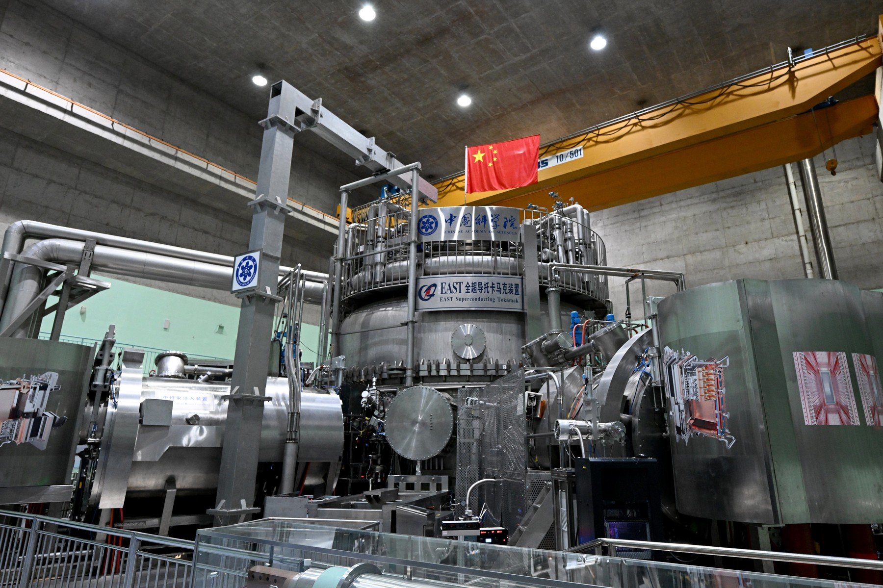 Reactorul EAST de fuziune nucleară din China atinge un nou record în stabilizarea plasmei China face pași importanți în domeniul energiei de fuziune nucleară, după ce reactorul său experimental EAST (Experimental Advanced Superconducting Tokamak), supranumit „Soarele” artificial, a reușit să mențină plasma superîncinsă stabilă la densități extreme, marcând un avans semnificativ în tehnologia care ar putea revoluționa sursele de energie ale omenirii