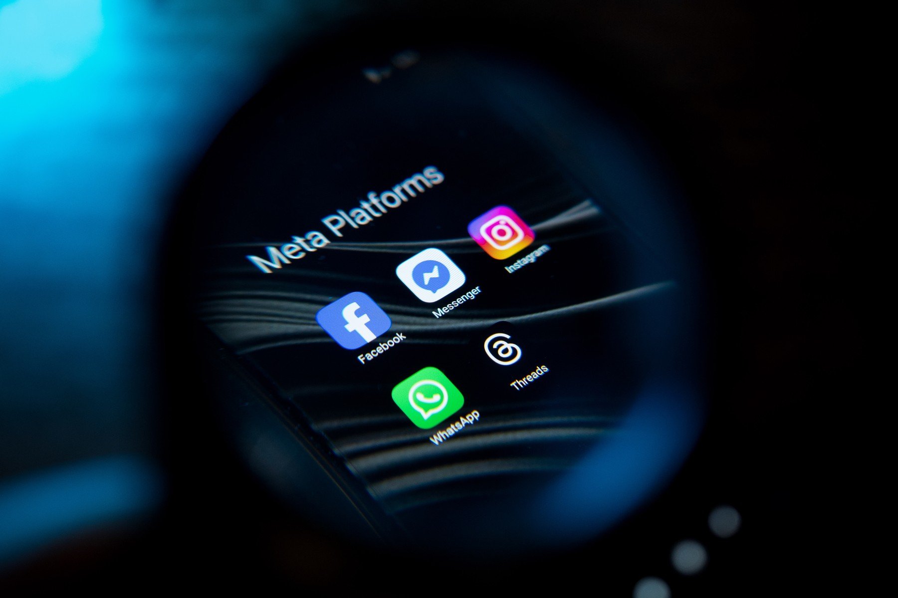Australia a dat startul unei măsuri fără precedent: interzicerea utilizării rețelelor sociale pentru adolescenți, iar primele luni de aplicare au adus consecințe neașteptate atât pentru cei vizați, cât și pentru părinți și experți