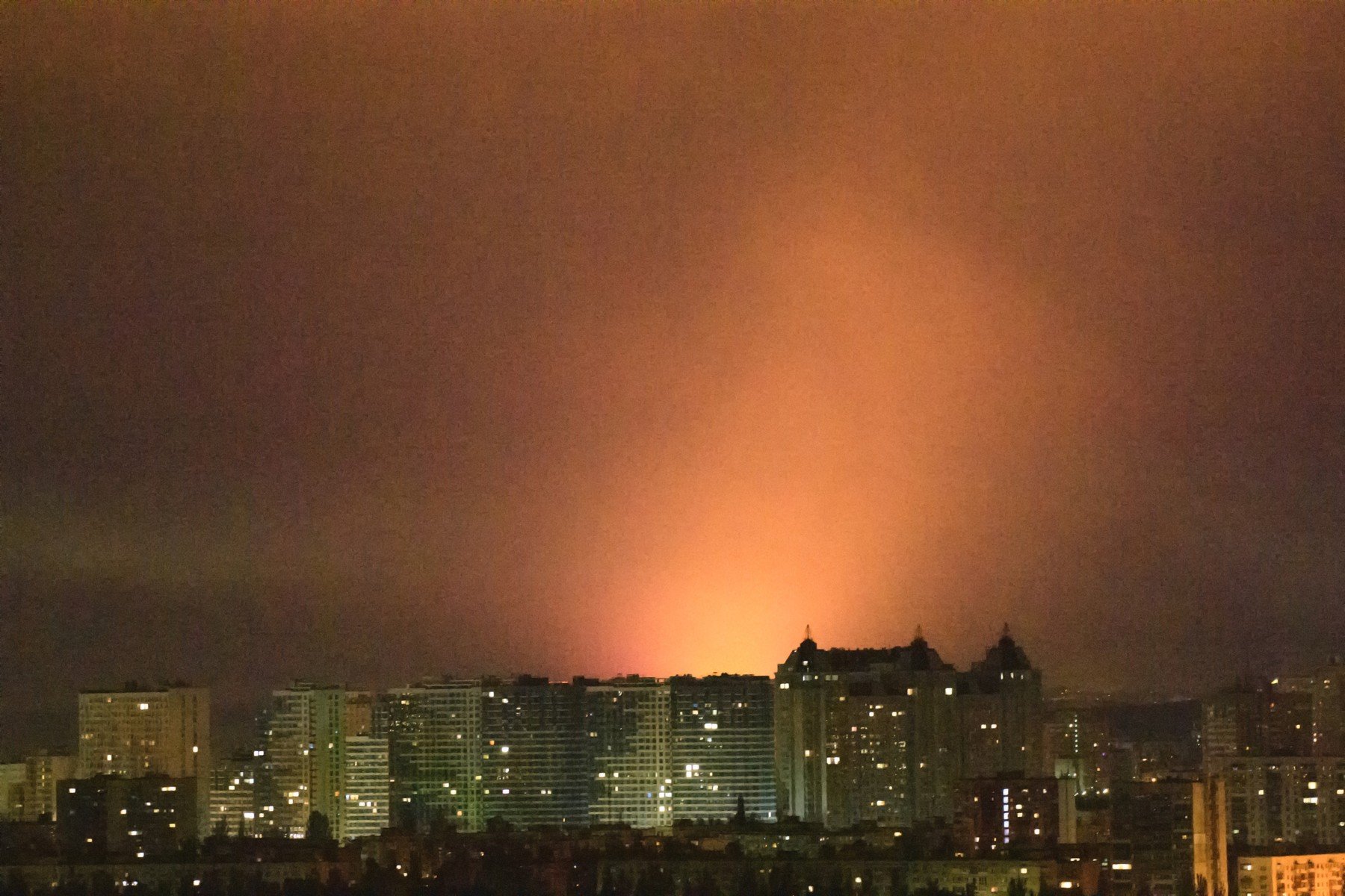 Ucraina declară stare de urgență în sectorul energetic, pe măsură ce iarna se anunță a fi una extrem de dificilă în fața continuității agresiunii rusești În zilele în care Ucraina se pregătește pentru o iarnă în care condițiile de trai se anunță a fi din ce în ce mai precare, președintele Volodimir Zelenski a făcut un anunț major care vizează întreaga țară: declararea stării de urgență în sectorul energetic