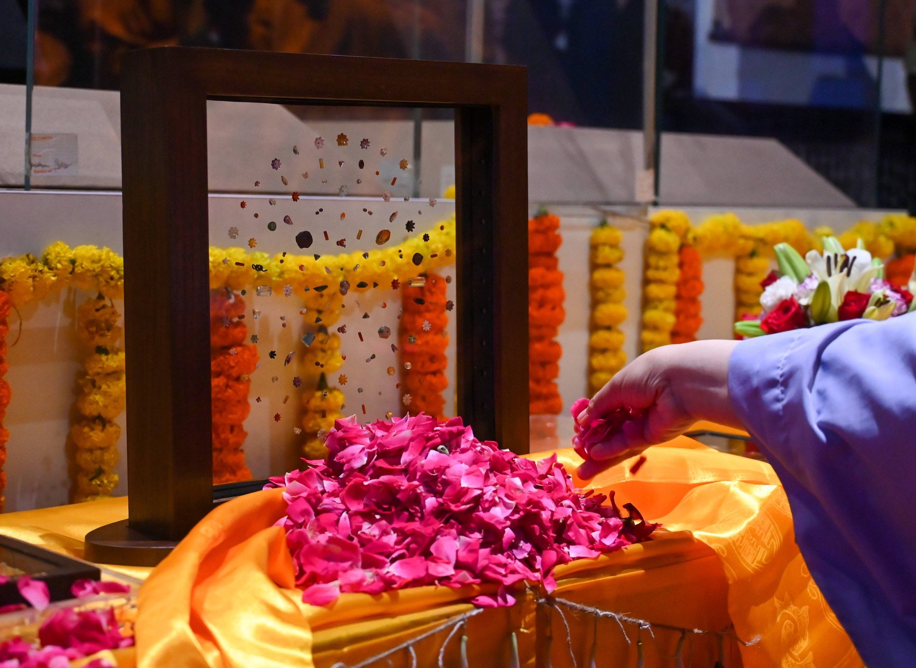 Primul exposure public al relicvelor sacre de la Piprahwa de după aproape un secol O piesă importantă în păstrarea și promovarea patrimoniului cultural și religios al Indiei a avut loc sâmbătă, la New Delhi, unde relicvele prețioase ale lui Buddha, descoperite în urmă cu peste un secol, au fost prezentate pentru prima dată publicului după reiterată exhumare și reîntoarcere din străinătate