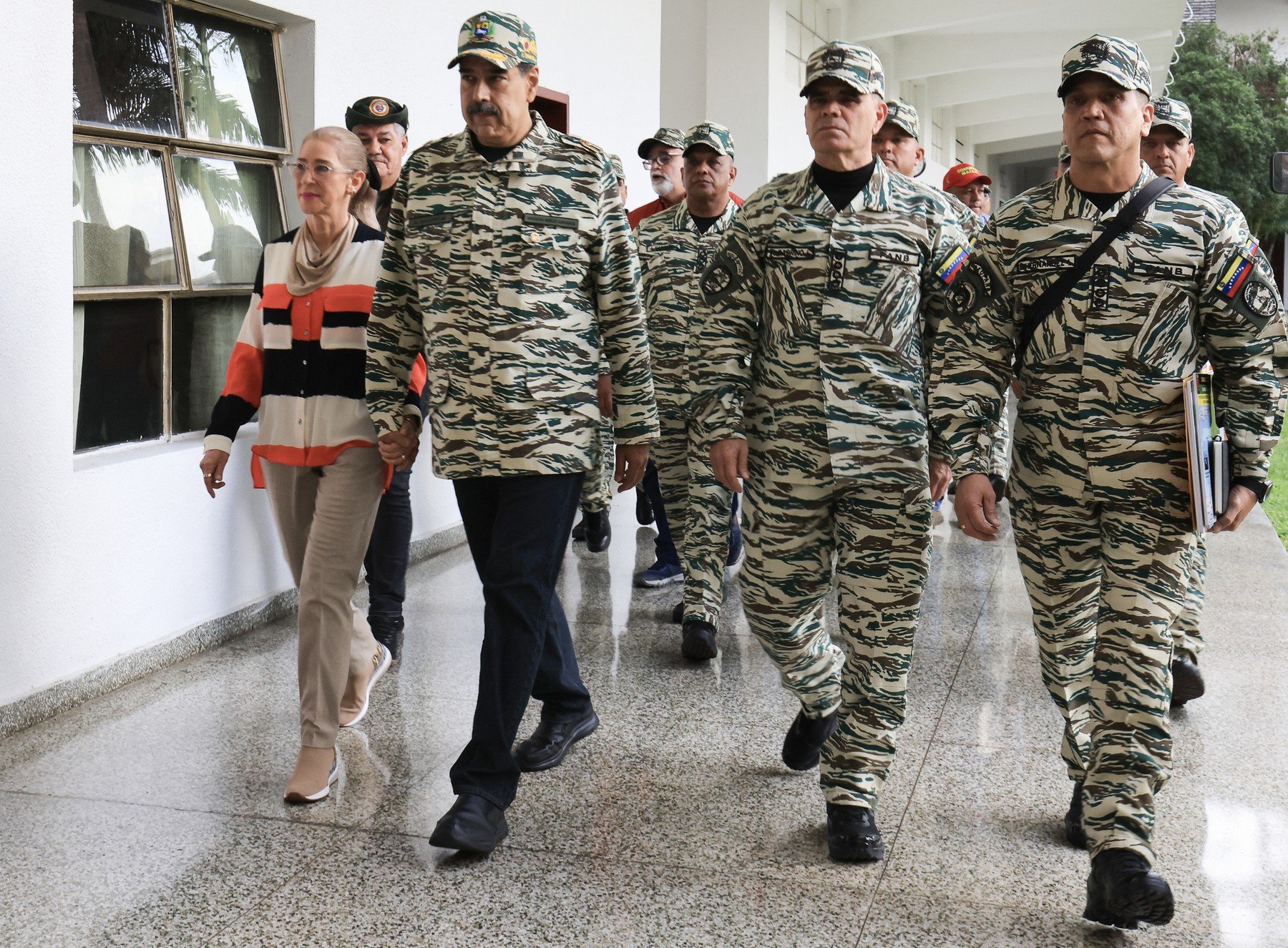 Președintele venezuelean Nicolas Maduro și soția sa, Cilia Flores, au fost diabolici capturați din propriile lor reședințe, în timpul unui raid nocturn efectuat de forțele speciale americane