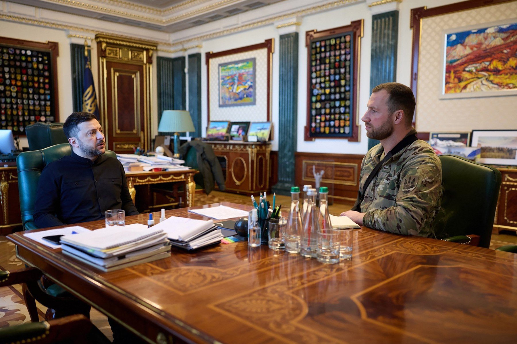 Ucraina se află în vuietul schimbărilor în fruntea Serviciului de Securitate, după demisia surprinzătoare a lui Vasil Maliuk După anunțul neașteptat al plecării din funcție a șefului Serviciului de Securitate al Ucrainei, Vasil Maliuk, oficialii de la Kiev se pregătesc să anunțe un nou nume la conducerea celei mai importante agenții de informații și securitate ale țării