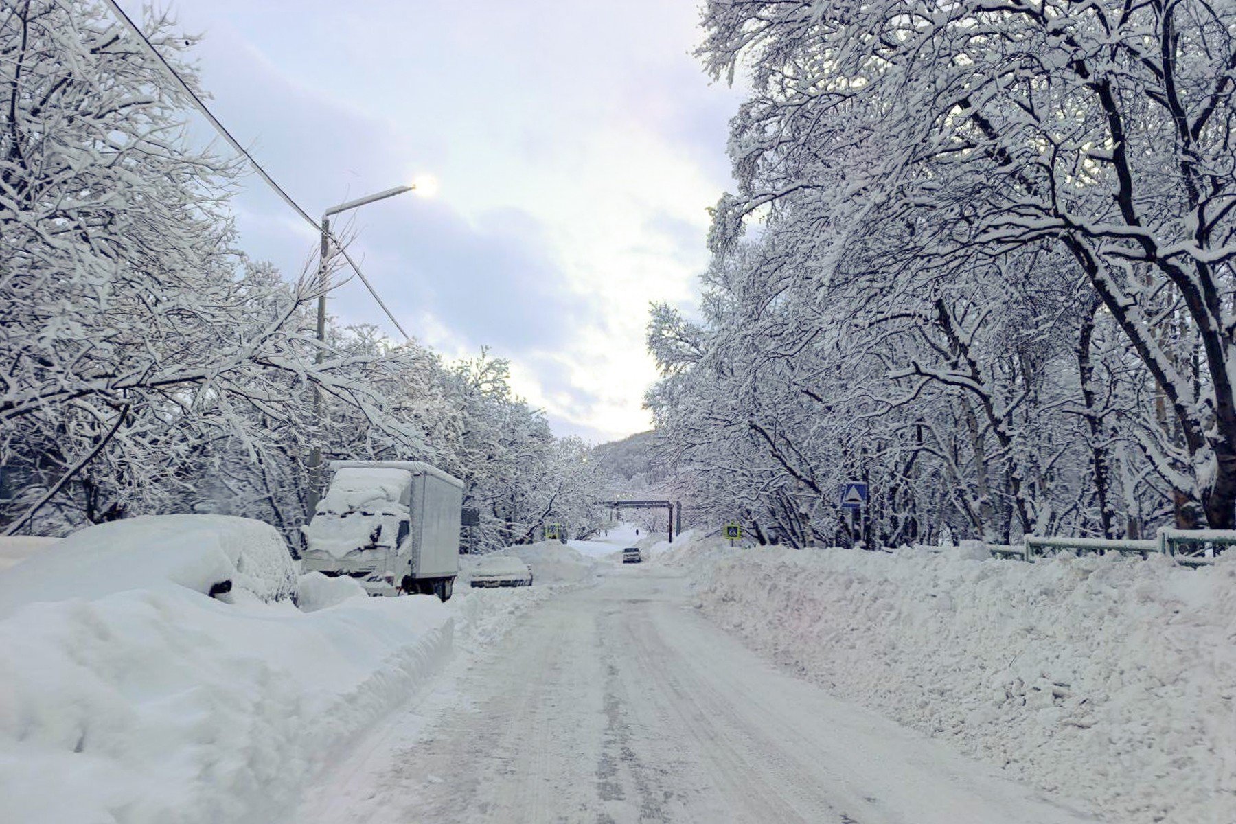 Val de ger nemaiîntâlnit în Asia: zăpadă record și epave de aeronave blocate în nord-estul Japoniei Temperaturi extrem de scăzute și ninsori abundente au transformat marți nord-estul Asiei într-un veritabil tărâm al iernii apocaliptice, aducând cu sine cele mai severe fenomene meteo din ultimele șase decenii