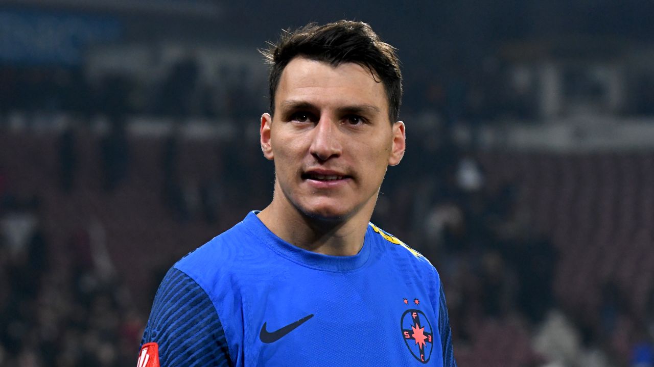 Campioana României, în criză la pauză: Griji pe teren și în afara lui Campioana României a părăsit terenul după prima repriză cu mai multe griji decât speranțe, iar imaginea echipei pe durata partidei a ridicat semne de întrebare