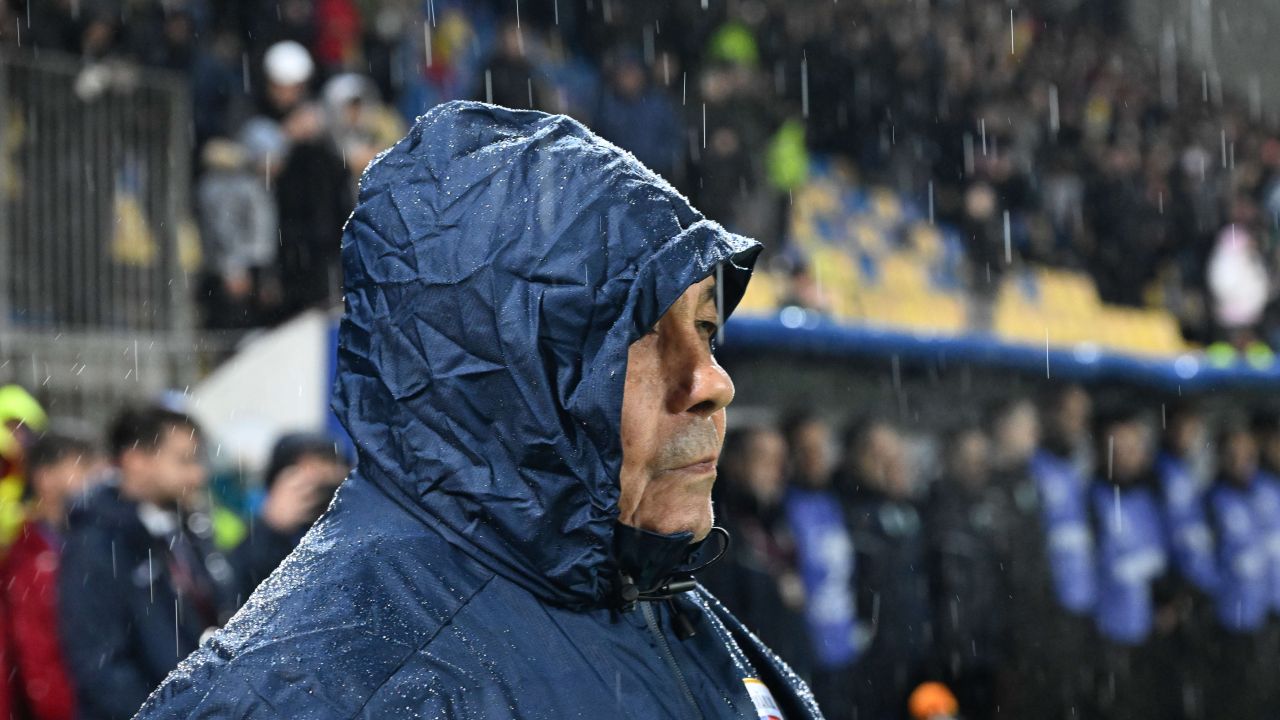 Lucescu pe teren înainte de meciul crucial al României Mircea Lucescu, legenda fotbalului românesc și antrenor cu un palmares impresionant, a decis să fie prezent pe teren înaintea meciului de referință al echipei naționale, programat să aibă loc duminică