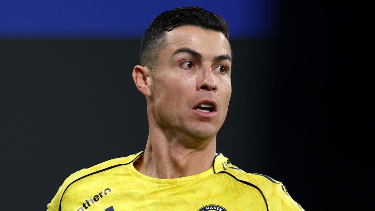 Ronaldo și visurile îndepărtate: Provocările unui nou sezon la Al-Nassr Starul portughez Cristiano Ronaldo, ajuns la Al-Nassr Riad, a împlinit recent un an de activitate pe terenul de fotbal din Arabia Saudită