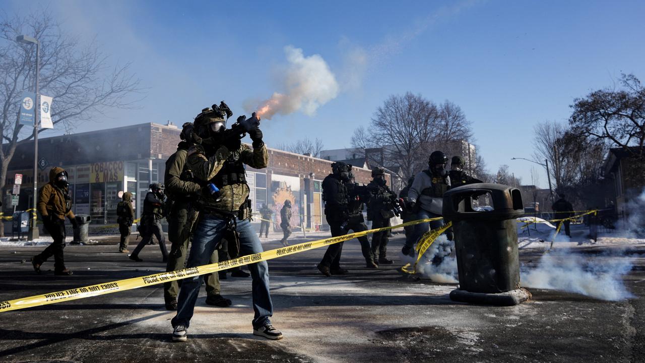 Tensiuni în Minneapolis după moartea unui bărbat în timpul unei operațiuni ICE În urma unei intervenții a agenților ICE în Minneapolis, un bărbat de 37 de ani a fost împușcat mortal, stârnind proteste masive și reacții vehemente din partea autorităților locale