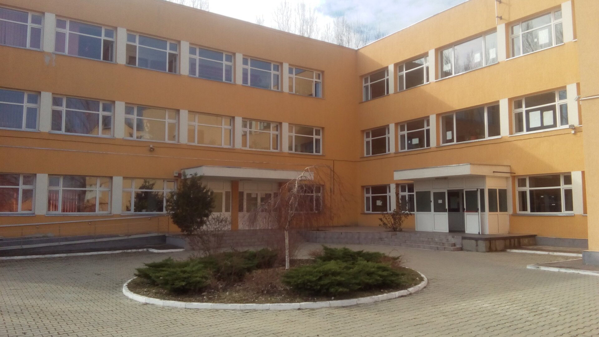 Primăria Sectorului 3 pregătește o nouă majorare a bugetului pentru renovarea Liceului Tehnologic „Dragomir Hurmuzescu” Administrația locală a Sectorului 3 continuă să își ajusteze planurile pentru revitalizarea infrastructurii educaționale din zonă, propunând, din nou, creșterea costurilor pentru renovarea Liceului Tehnologic „Dragomir Hurmuzescu”