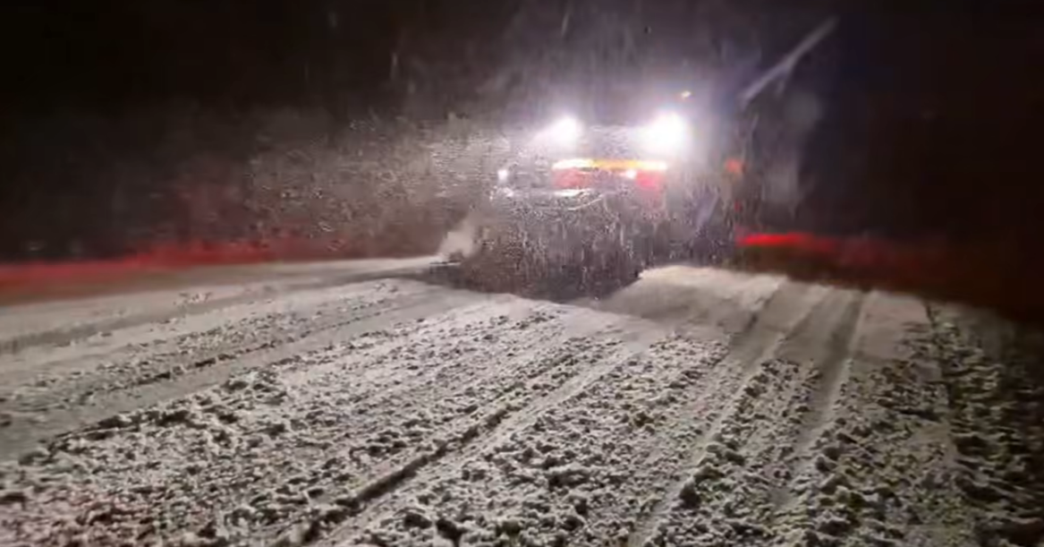 Drum blocat din cauza iernii la Constanța Inspectoratul pentru Situații de Urgență Constanța a anunțat duminică dimineață, la ora 05:40, că drumul județean DJ391A a fost blocat între localitățile Șipote și Văleni, din cauza condițiilor meteorologice precare