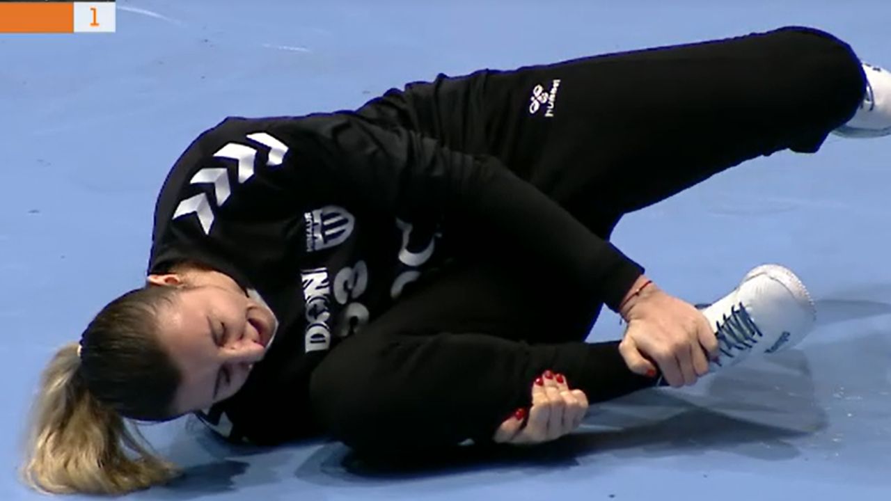 Iulia Dumanska, accident de temut în finalul primei reprize Handbalista Iulia Dumanska, jucătoare emblematică a echipei naționale de handbal feminin a României, a suferit o accidentare gravă în timpul meciului din cadrul Campionatului European
