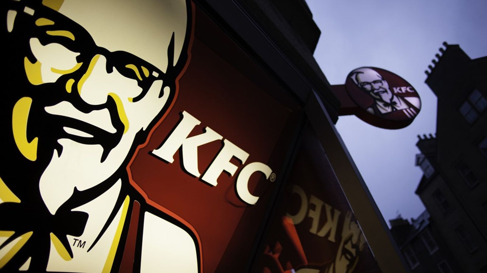 Fried Chicken: Explozie de Popularitate pe Terenul Britanic Piața de pui prăjit din Marea Britanie a cunoscut o ascensiune spectaculoasă în ultimii doi ani, cu lanțuri internaționale precum Popeyes, Wingstop și Dave’s intrând pe piață