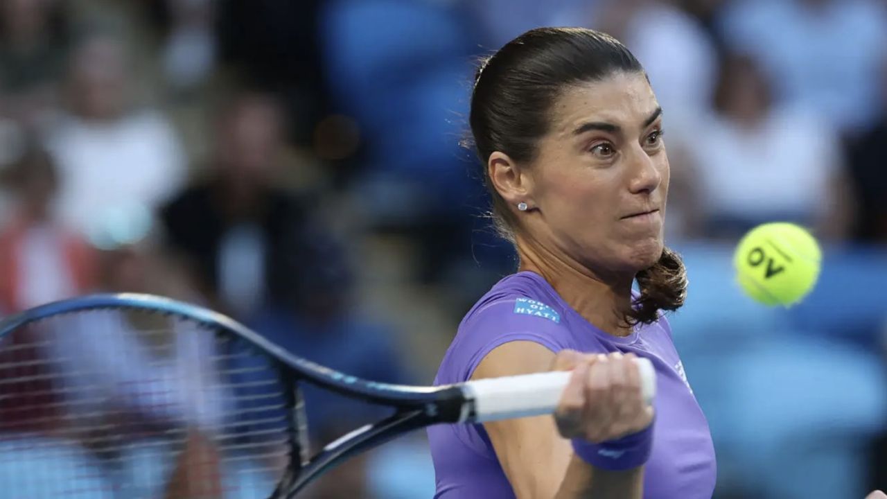 Sorana Cîrstea, în fața unei despărțiri emoționante de Australian Open Sorana Cîrstea, una dintre cele mai apreciate jucătoare de tenis din România, își trăiește ultimele momente pe terenul de la Australian Open