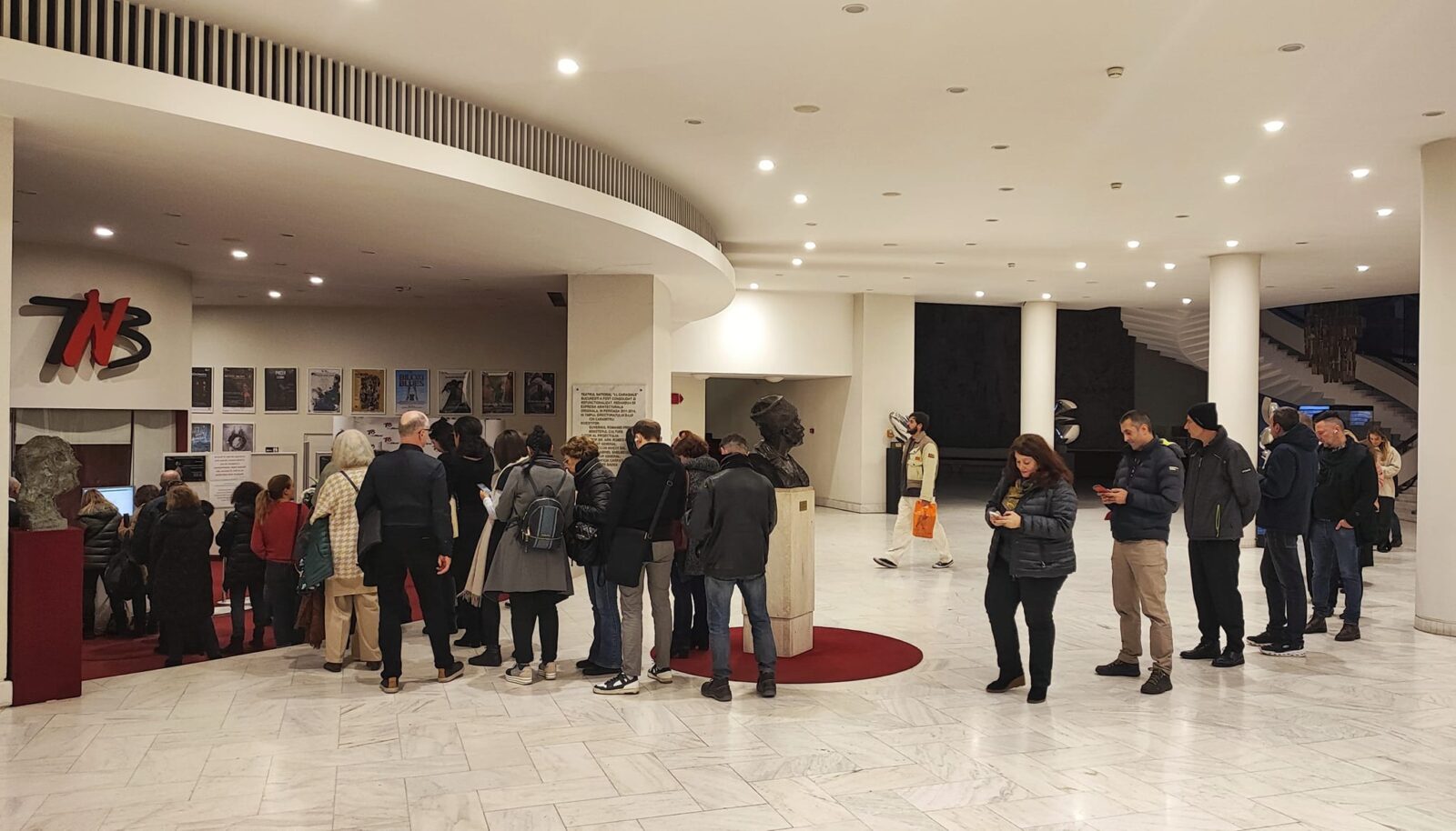 Ziua Culturii Naționale la București: spectacole, tururi ghidate și expoziții pentru publicul iubitor de artă Pe 15 ianuarie, Bucureștiul se pregătește sărbătorească Ziua Culturii Naționale într-un mod inedit, oferind iubitorilor de artă o zi plină de evenimente menite să celebreze patrimoniul teatral, literar și cultural al țării