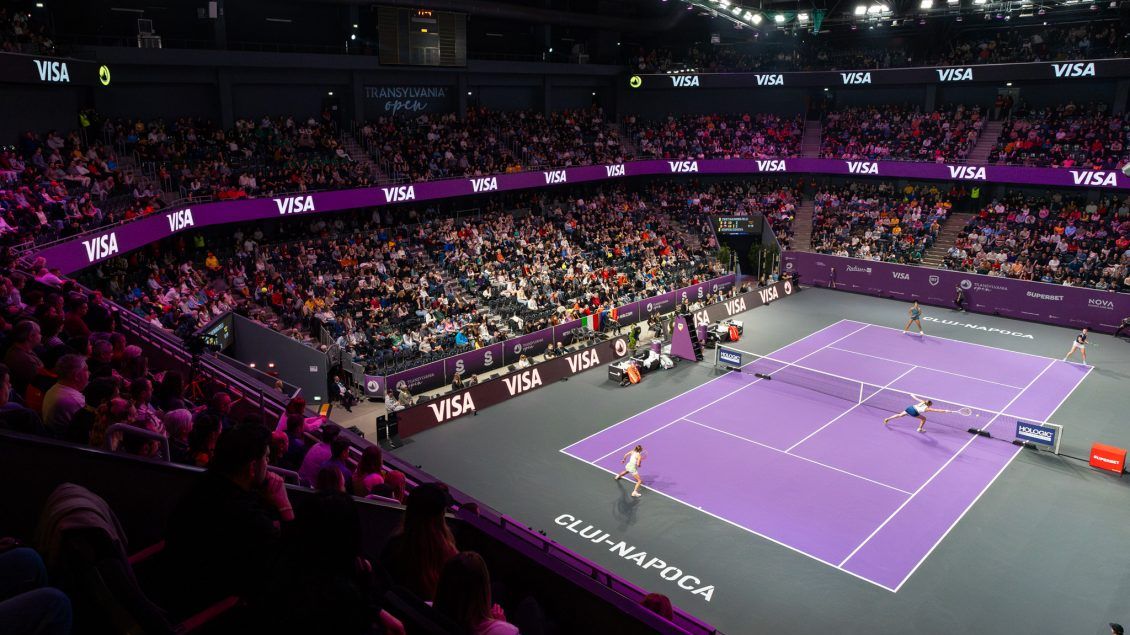 Tragerea la sorți a Transylvania Open: Emoții și așteptări în tenisul românesc Vineri, la Cluj-Napoca, a avut loc tragerea la sorți a meciurilor pentru tabloul principal al turneului Transylvania Open, un eveniment devenit deja o tradiție importantă în calendarul sportiv românesc