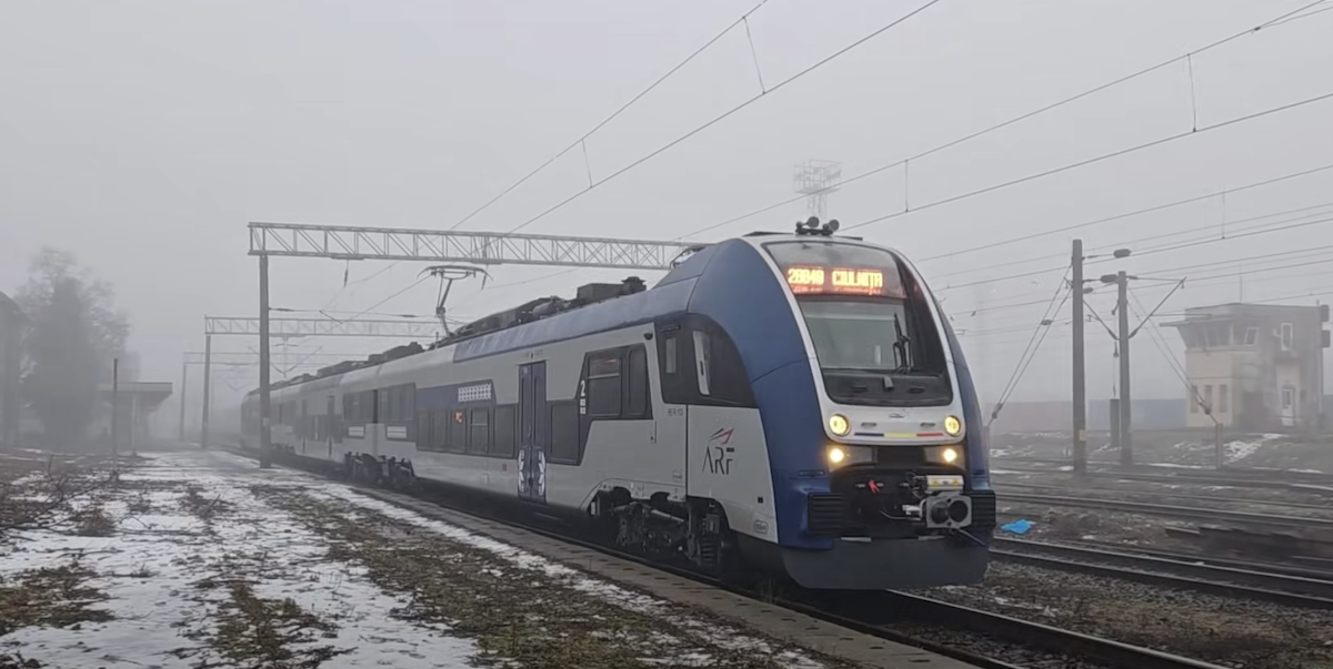 Într-o mișcare importantă pentru modernizarea infrastructurii feroviare din România, primele trenuri electrice PESA, fabricate în Polonia, au început testele pe liniile nationale, semnalând o etapă semnificativă în procesul de înnoire a parcului rulant