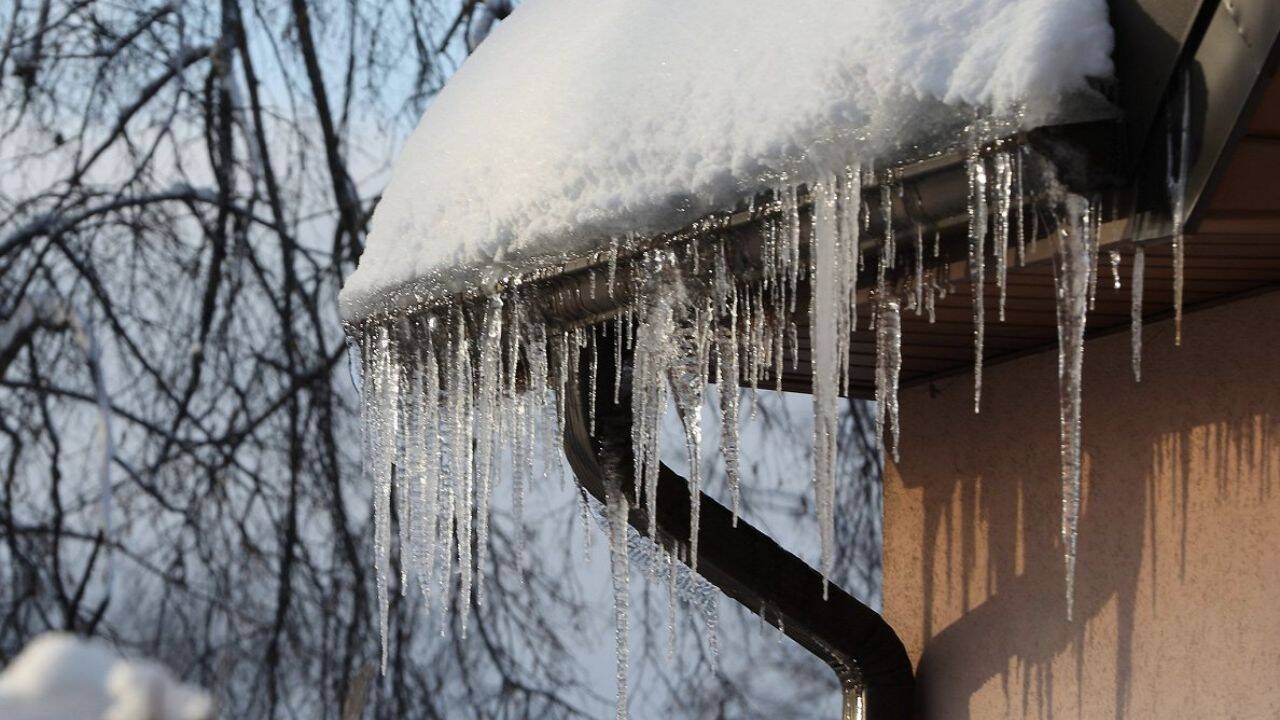 Capitala României se confruntă, în aceste zile, cu efectele bruște ale schimbării meteorologice: trecerea rapidă de la gerul pătrunzător la temperaturi pozitive ziua și negative noaptea a generat un strat consistent de polei pe trotuarele din București