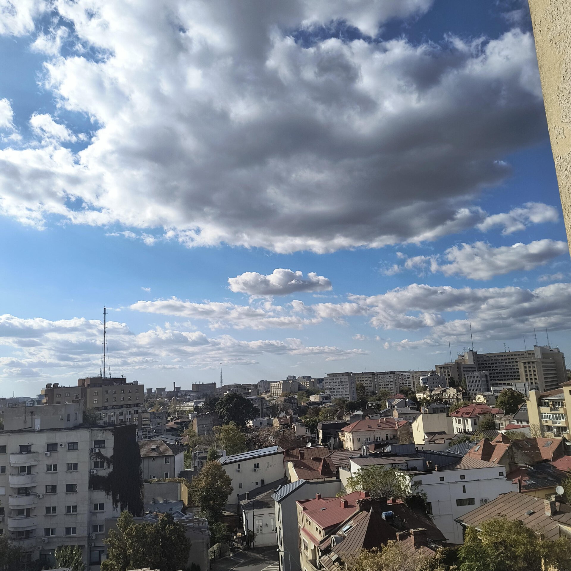 Bucureștiul se confruntă, din nou, cu schimbări semnificative ale vremii, semnalate de meteorologi în contextul unei săptămâni în care temperaturile vor crește considerabil, atingând chiar și 12 grade Celsius