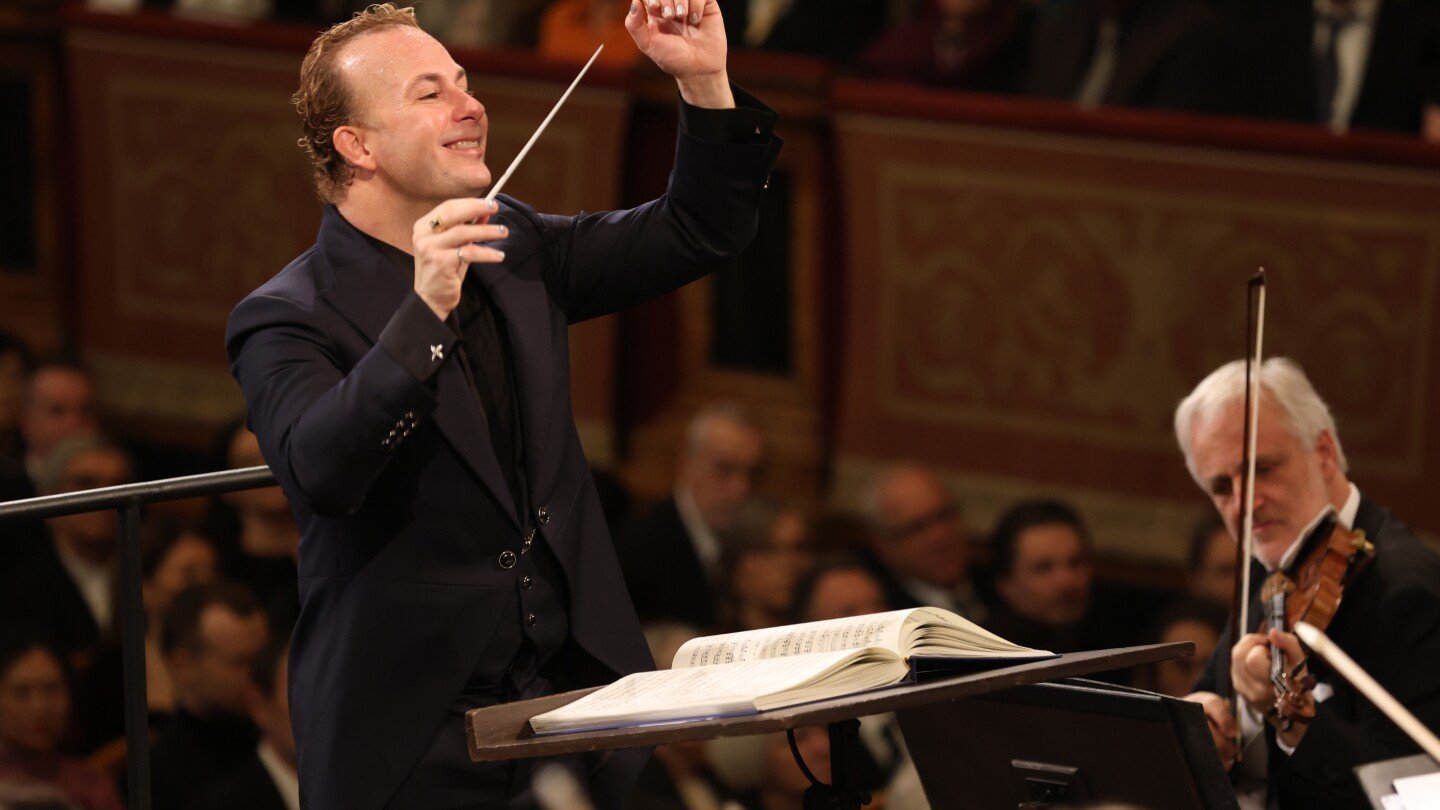 Yannick Nézet-Séguin, la conducerea concertului de Anul Nou cu Filarmonica din Viena Yannick Nézet-Séguin, cunoscutul dirijor canadian, a fost ales să conducă concertul de Anul Nou al Filarmonicii din Viena, o distincție rară în lumea muzicii simfonice