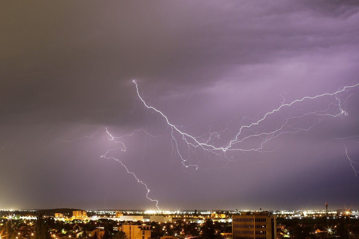 Cel puţin 30 de persoane rănite în urma unui incident cu fulger la Brasília, în timpul unei manifestații a susținătorilor lui Bolsonaro Un incident neobișnuit a avut loc duminică în capitala Braziliei, atunci când un fulger a lovit mulțimea adunată pentru a demonstra susținerea față de fostul președinte Jair Bolsonaro, provocând rănirea a cel puțin 30 de persoane