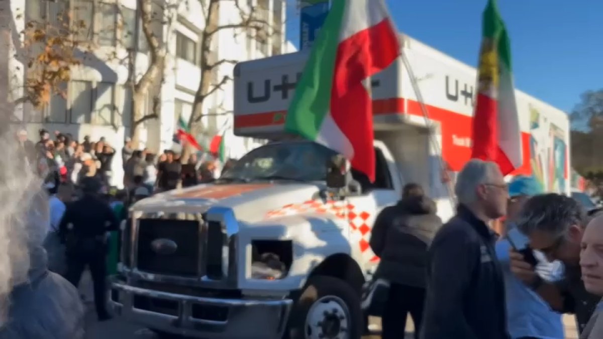 Un incident violent în timpul protestelor în sprijinul iranienilor la Westwood Un camion U-Haul a intrat în grupul de protestatari care susțineau mișcarea de protest din Iran, provocând panică și confuzie în Westwood, duminică după-amiază
