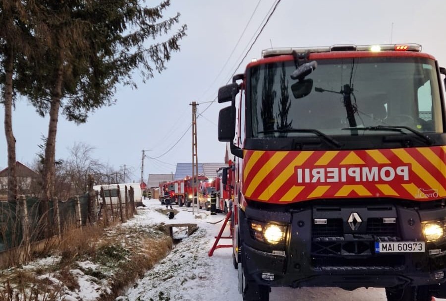 Tragicul incendiu din Satul Nou: Un adolescent și-a pierdut viața Un incendiu devastator a zguduit localitatea Satul Nou, județul Brașov, în această dimineață, lăsând în urma sa o uriașă tragedie