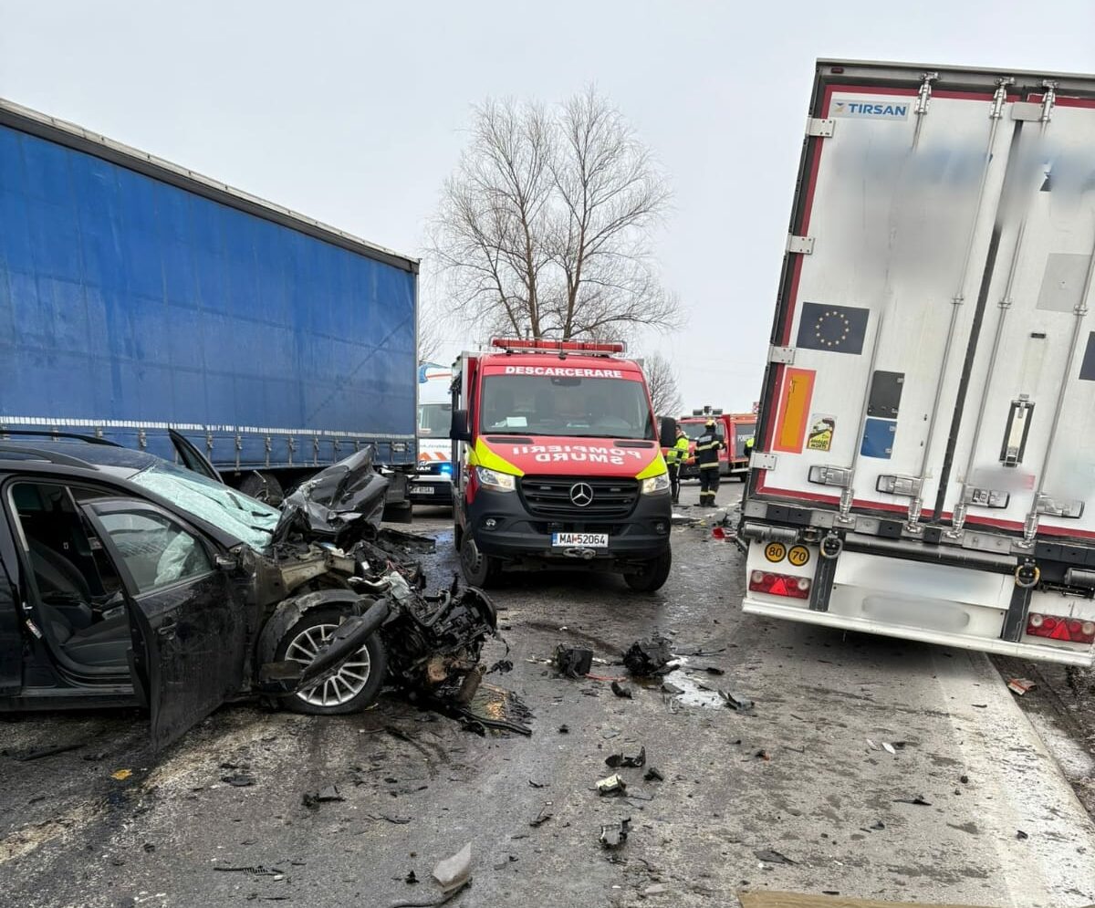 Accident rutier grav pe DN2, în Dărmănești: o persoană încarcerată Luni după-amiază, pe DN2, în localitatea Dărmănești din județul Suceava, a avut loc un accident rutier grav în care au fost implicate două autotrenuri, un microbuz de transport marfă și un autoturism