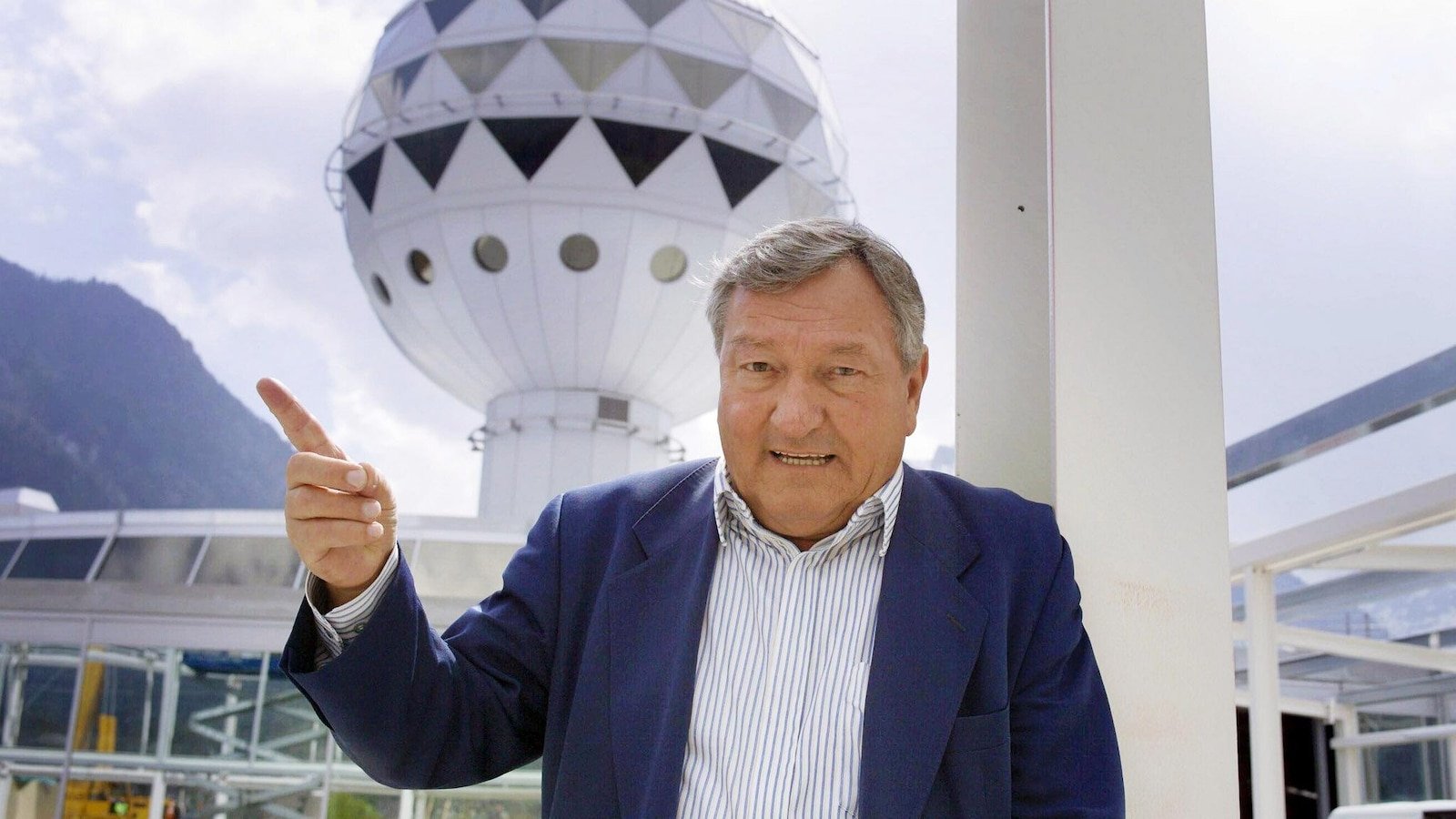 Moartea unei legende: Erich von Däniken, purtătorul de cuvânt al extratereștrilor din antichitate, a murit la 90 de ani Erich von Däniken, autorul elvețian cunoscut pentru teoriile sale controversate despre originea extraterestră a civilizațiilor antice, a murit la vârsta de 90 de ani