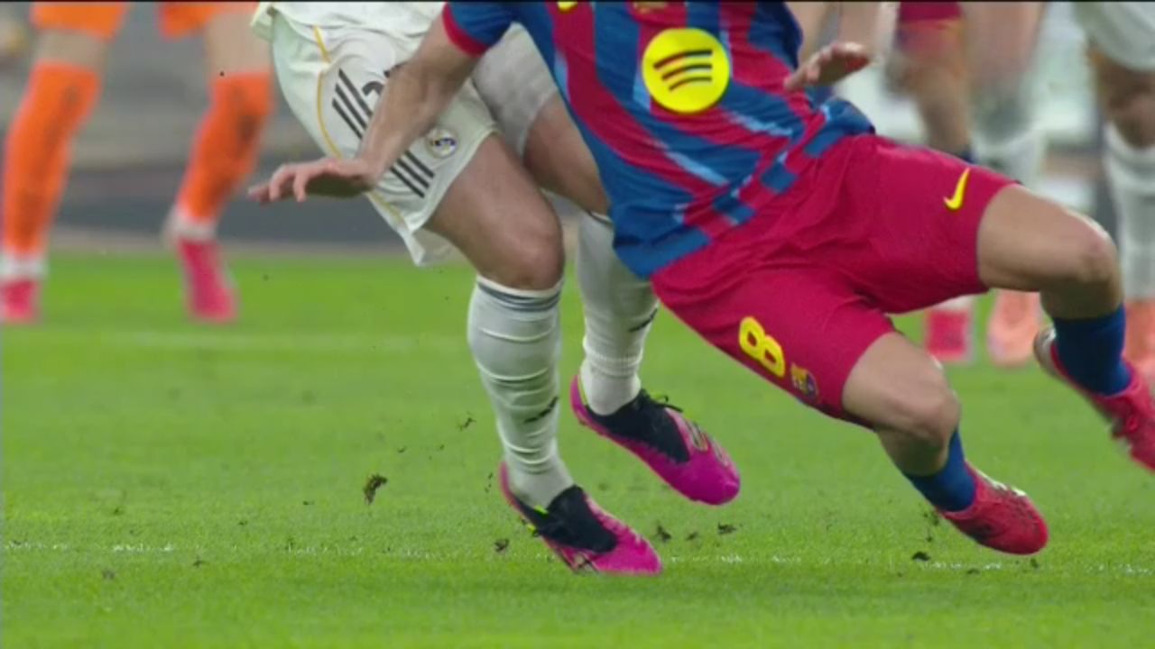 Barcelona învinge Real Madrid și cucerește Supercupa Spaniei Într-o confruntare electrizantă care a ținut fanii în suspans până în ultimele clipe, FC Barcelona a reușit să câștige Supercupa Spaniei, impunându-se în fața eternilor rivali de la Real Madrid cu 3-2