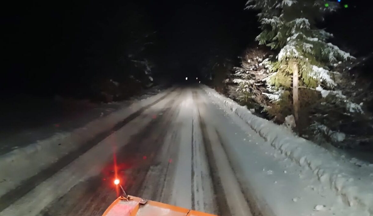 Tragedie în inima Harghitei: un bărbat de 44 de ani a decedat după ce a căzut de pe o sanie trasă de mașină, alte victime rănite în accident O seară tragică în comuna Remetea, județul Harghita, a adus în lumina reflectoarelor o tragedie incredibilă