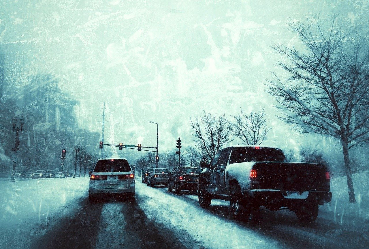 Toamnă de coșmar pentru șoferii din București și din alte regiuni ale țării, în condițiile în care Administrația Națională de Meteorologie (ANM) a emis vineri dimineață avertizări cod galben care vizează fenomene meteorologice extreme