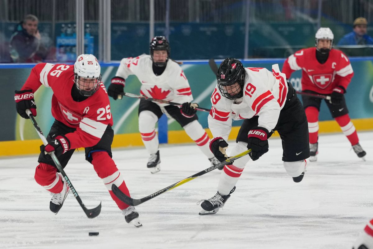 Norovirusul fierbe în culisele Jocurilor Olimpice de Iarnă: echipa Elveției, în izolare Comitetul Internațional Olimpic (CIO) infirmă ferm existența unui focar de norovirus la Jocurile Olimpice de Iarnă de la Milano Cortina, în pofida refuzului echipei naționale de hochei feminin a Elveției de a participa la ceremonii din cauza unui caz pozitiv de infecție