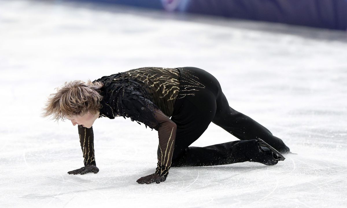 Ilia Malinin, un colaps spectaculos la Jocurile Olimpice de Iarnă Într-o seară care promitea să rămână în istoria patinajului artistic, Ilia Malinin, veteranul american de 21 de ani, a suferit o cădere necruțătoare, terminând competiția pe locul 8, cu un total de 264.49 puncte