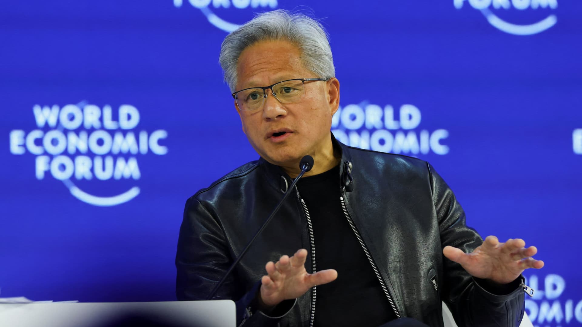 Investiția Nvidia în OpenAI: Totul pe drumul cel bun, spune Jensen Huang Jensen Huang, CEO-ul Nvidia, a declarat recent că planurile de investiție ale companiei în OpenAI rămân „pe făgașul corect”, în ciuda zvonurilor de tensiune între cele două entități