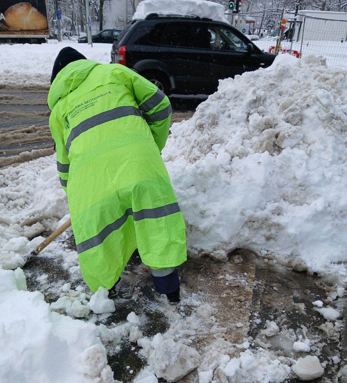 Primăria Capitalei anunță o mobilizare peste așteptări pentru combaterea nămeților, în contextul ultimei furtuni care a paralizat orașul