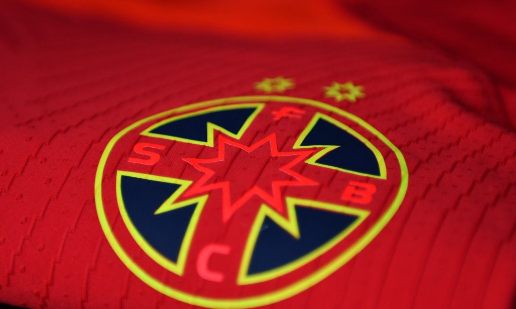 Poliția Română declanșează o amplă operațiune împotriva corupției în fotbalul românesc Miercuri dimineața, Poliția Română a demarat o serie de descinderi de amploare, efectuate în 34 de locații din întreg țara, într-un dosar de mare sensibilitate ce vizează trucarea meciurilor din Liga 3