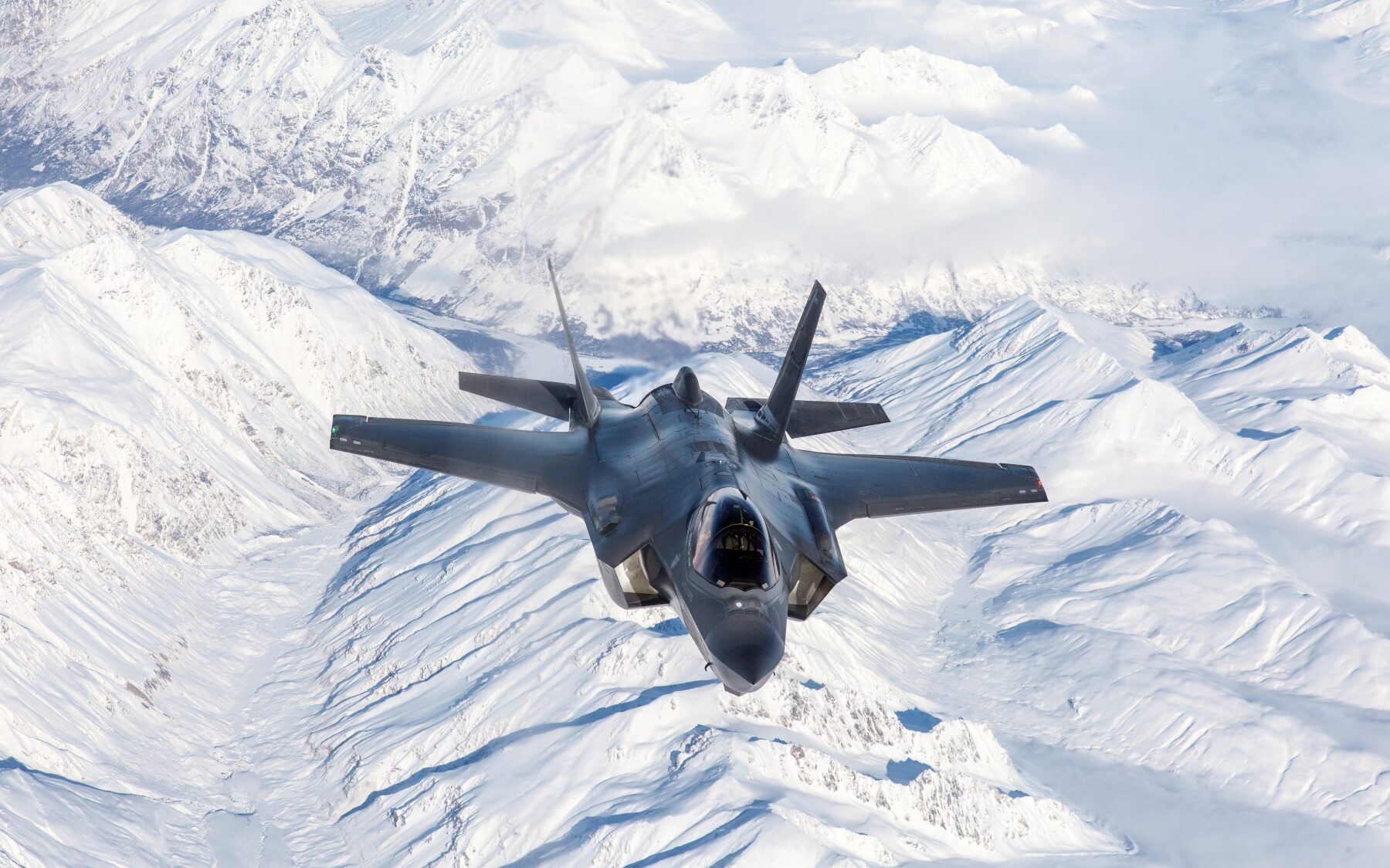 Avertismentul liderilor militari din Europa: creșterea semnificativă a cheltuielilor pentru apărare, unica soluție pentru descurajarea Rusiei Într-un moment de maximă tensiune geopolitică, șefii apărării din Marea Britanie și Germania au lansat un apel public fără precedent, solicitându-le europenilor sprijinul pentru majorarea semnificativă a bugetelor destinate apărării naționale