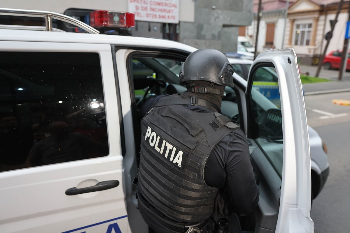 Poliția din Brașov desfășoară o amplă operațiune anti-corupție: șapte percheziții la domicilii și una la institutie publică Polițiștii brașoveni de la Compartimentul de Investigații Criminale au declanșat marți o serie de percheziții într-un dosar de corupție care implică oficiali și funcționari publici
