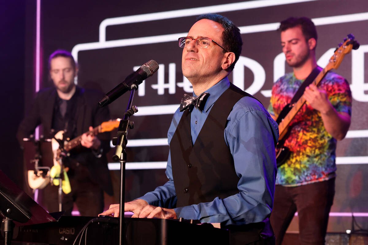 Încetarea unei ere: Don’t Tell Mama își încheie activitatea pe 14 februarie Celebra locație de divertisment din Las Vegas, Don’t Tell Mama, va organiza ultimul său spectacol pe 14 februarie, marcând astfel o eră de 17 ani care a lăsat o amprentă profundă pe scena muzicală a orașului