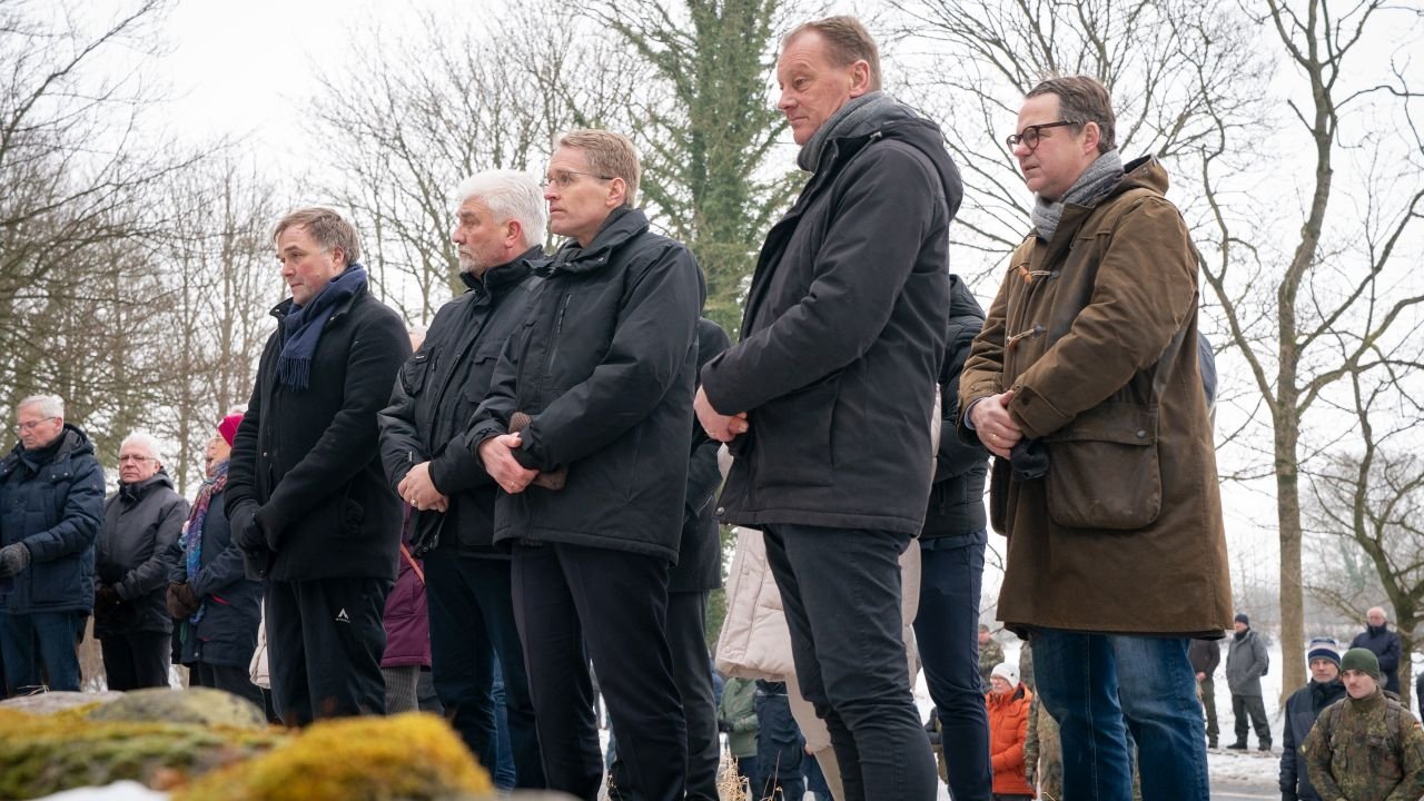 Ceremonie de comemorare a soldaților din războiul danezo-prusac de la Oeversee Ministerul de interne al Schleswig-Holstein, condus de premierul Daniel Günther, a organizat o ceremonie solemnă pentru a comemora soldații căzuți în timpul războiului danezo-prusac din 1864