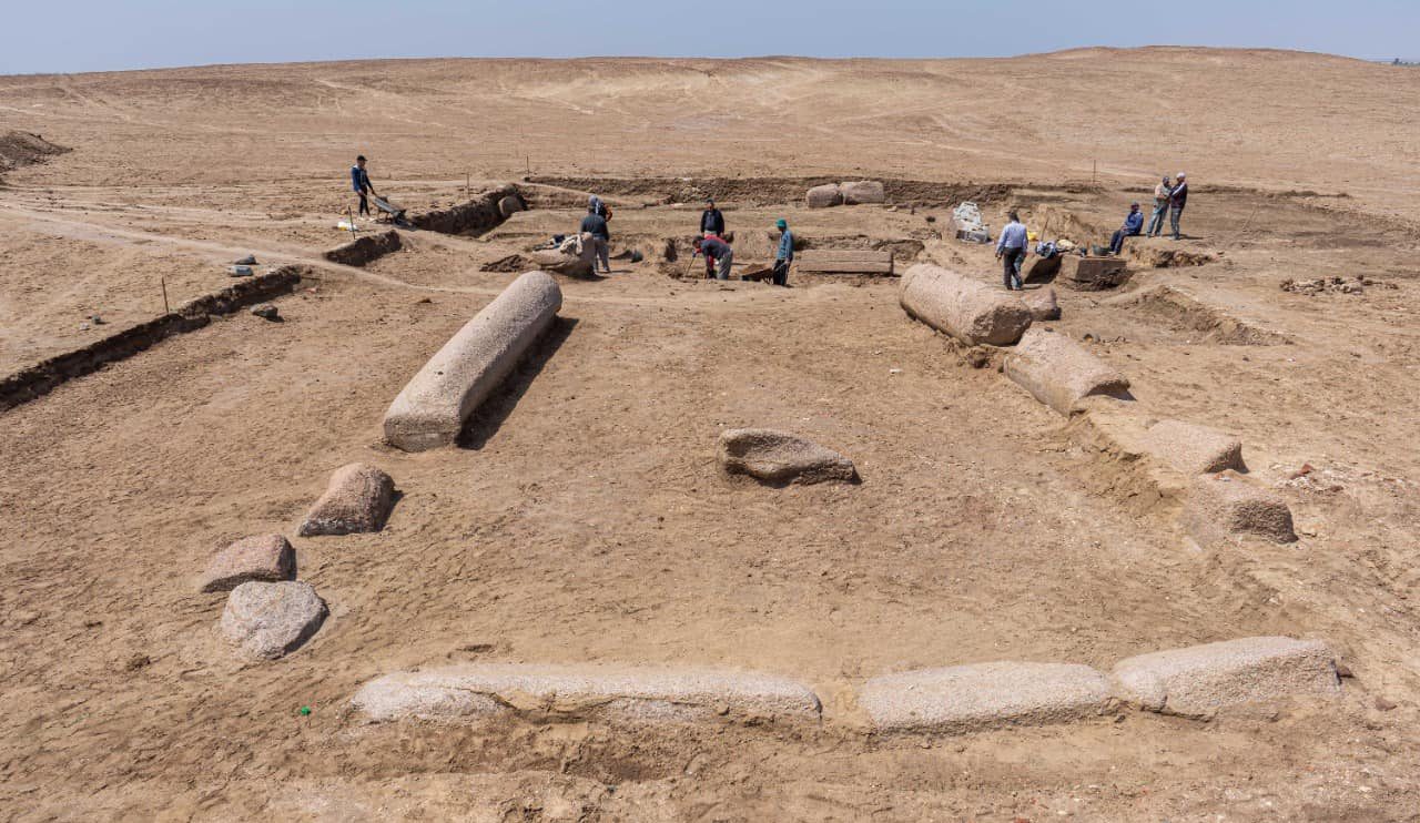 Descoperire arheologică senzațională în Peninsula Sinai: situl de artă rupestră vechi de zece milenii O nouă descoperire arheologică de amploare a zguduit lumea științifică: în Peninsula Sinai, într-una dintre zonele mai puțin explorate ale Egiptului, a fost descoperit un sit ce datează din ultimele milenii ale epocii Paleoliticului