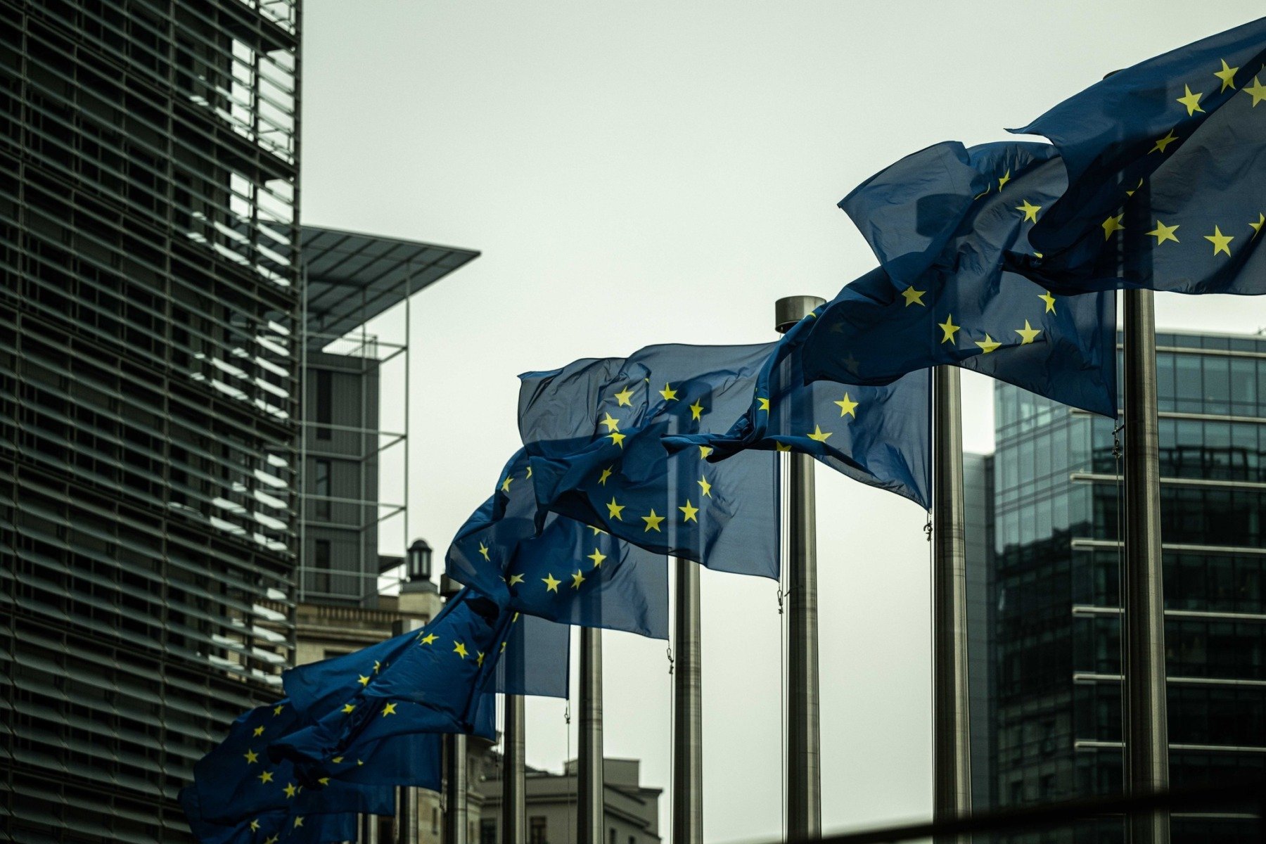 Autoritățile europene intensifică presiunile asupra gigantului tehnologic Meta, compania-mamă a Facebook și WhatsApp, în contextul unei anchete antitrust care vizează modul în care platforma gestionează accesul la infrastructura ei, în special în domeniul comunicațiilor cu clienții