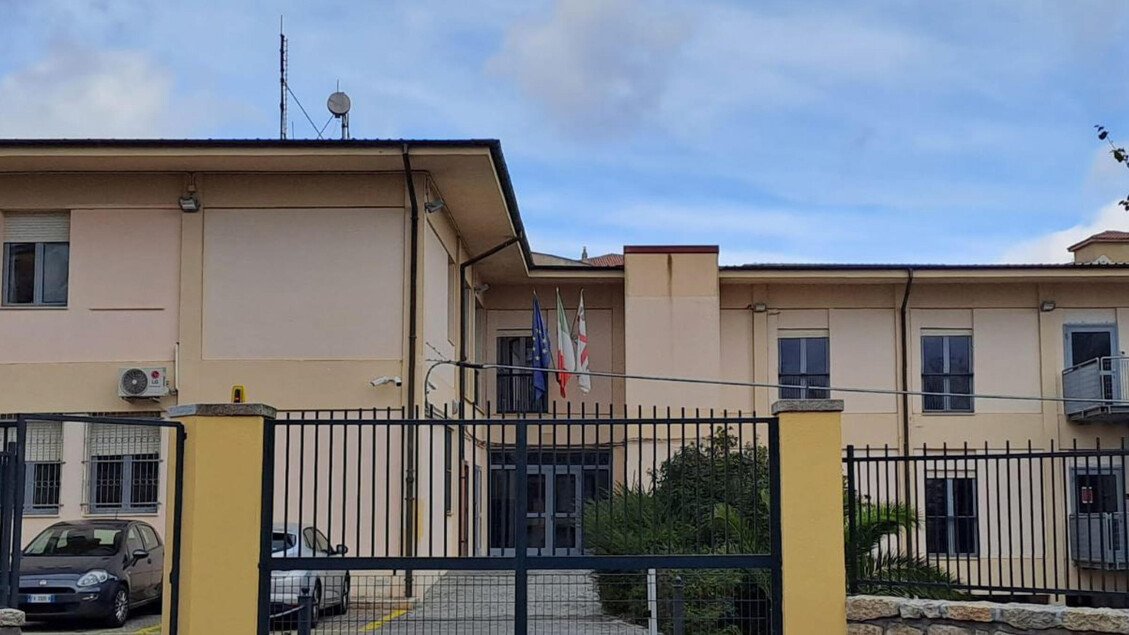 Moarte misterioasă pe un yacht din Costa Smeralda: Investigații în curs Astăzi, la ora 9:00, au început noi cercetări la bordul yachtului de 17 metri ancorat în Marina di Portisco, Olbia, locul în care, pe 8 august 2025, a fost descoperit trupul neînsuflețit al lui Giovanni Marchionni, un tânăr de 21 de ani din Bacoli, care lucra ca skipper pentru sezonul estival