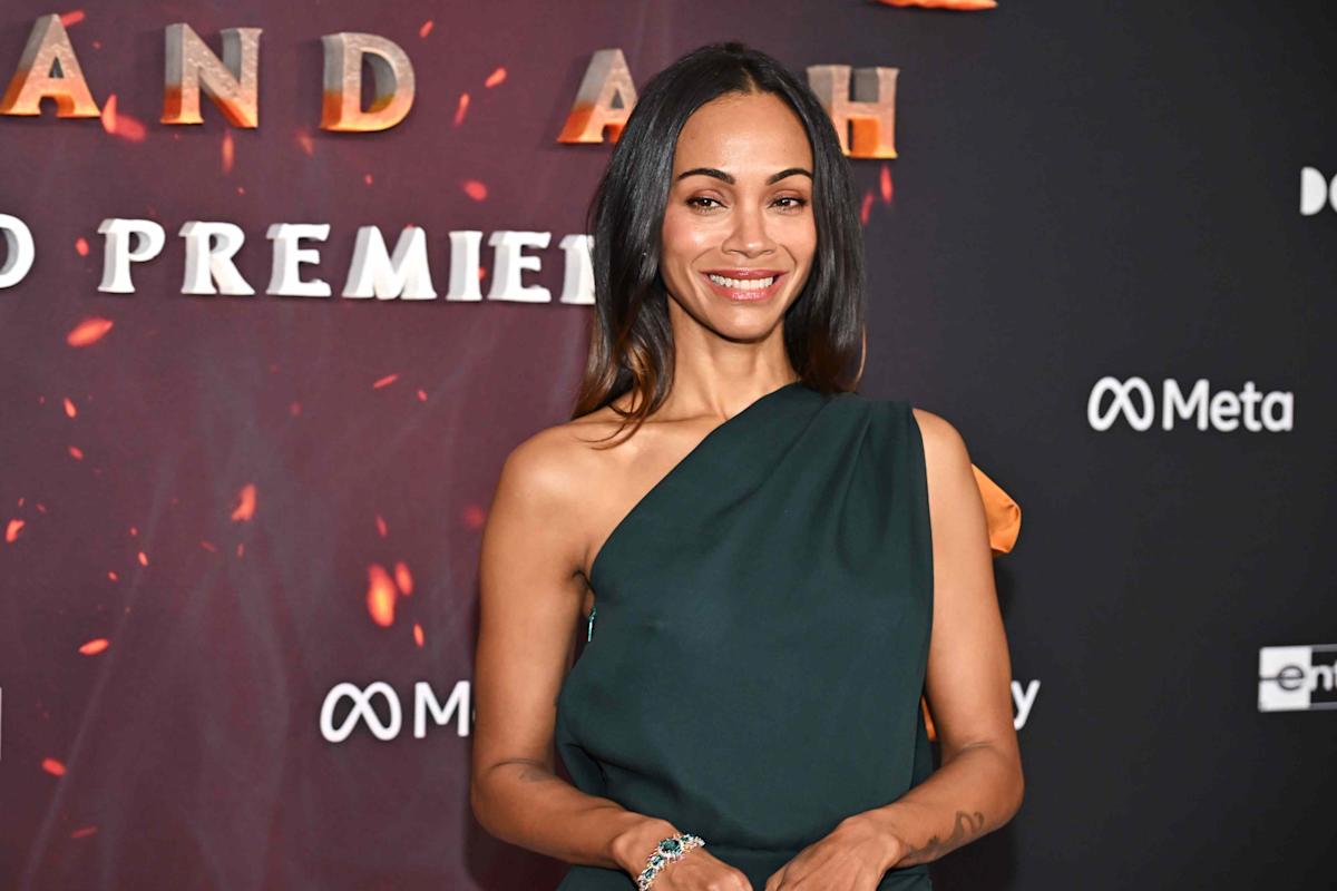 Zoe Saldana strălucește în alb în New York, în ciuda zăpezii Zoe Saldana, celebra actriță din seria Avatar, a adus raze de lumină în atmosfera rece a New York-ului cu o apariție deosebită, în tonuri de alb