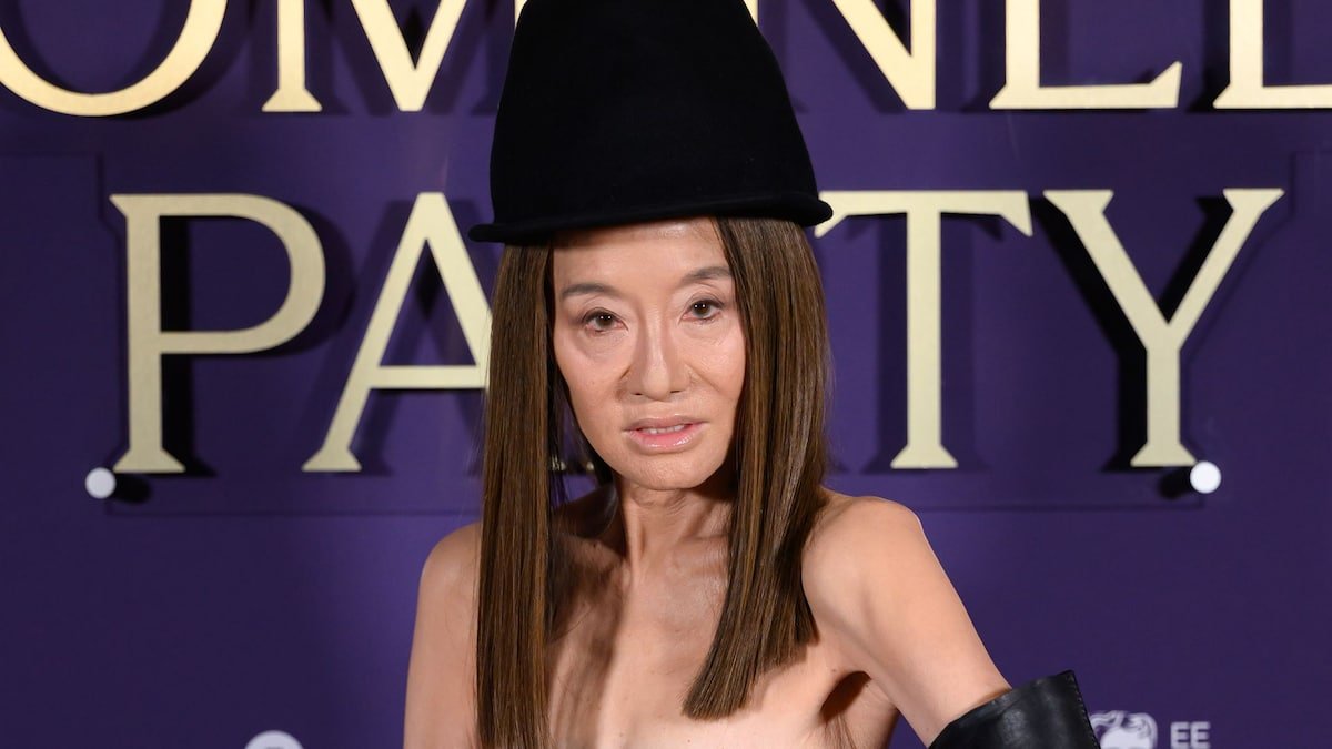 Vera Wang, o legendă a modei, strălucește la petrecerea nominalizărilor BAFTA Vera Wang a demonstrat din nou că stilul atemporal nu are vârstă, apărând în Londra la petrecerea nominalizărilor BAFTA, desfășurată la celebra Galerie Națională de Portrete