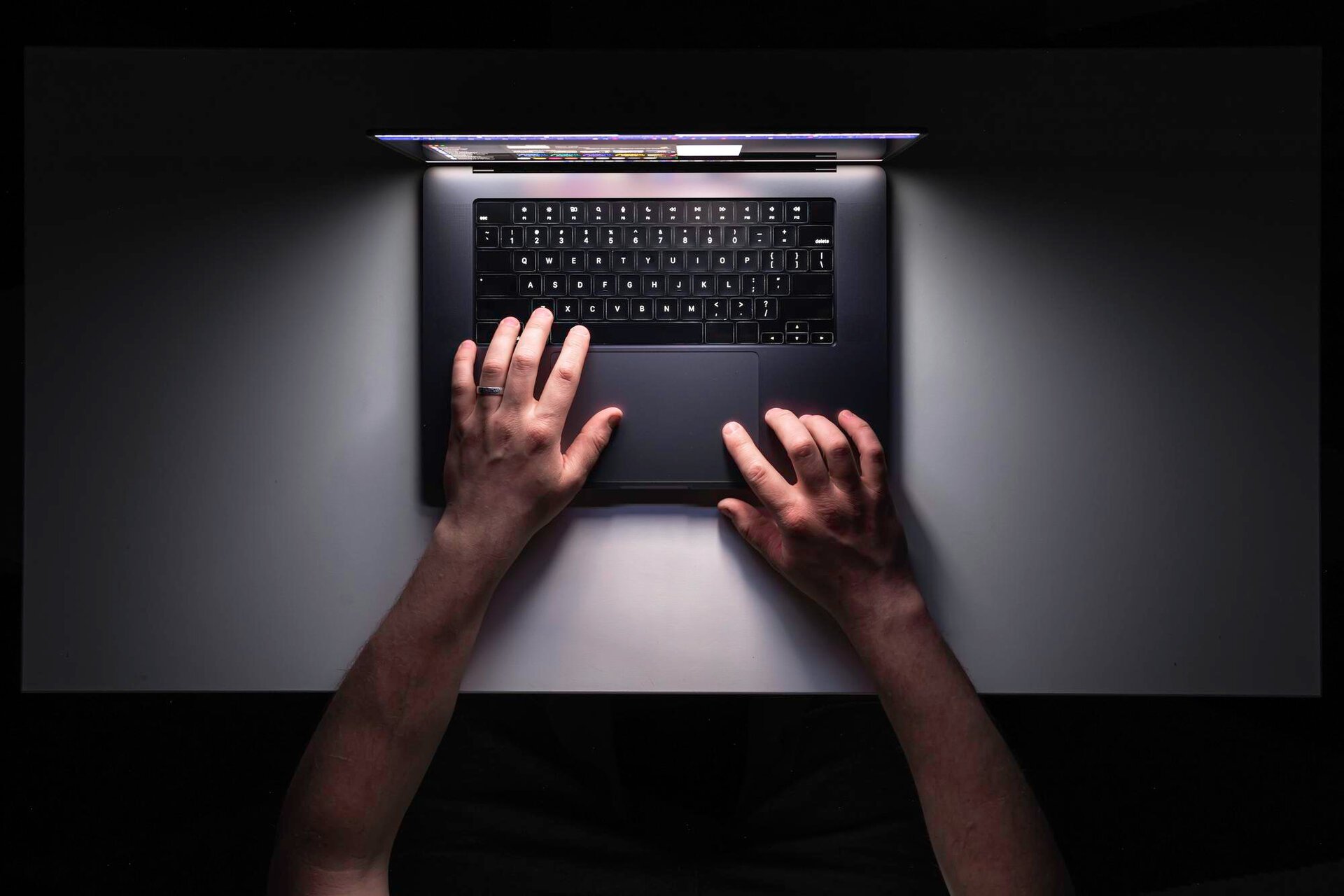 Sectorul IT al României: o forță economică uriașă, dar cu un grad redus de adopție a inteligenței artificiale Deși contribuie semnificativ la economia țării, dinamica sectorului IT din România dezvăluie anumite decalaje la nivel de inovație și competențe digitale